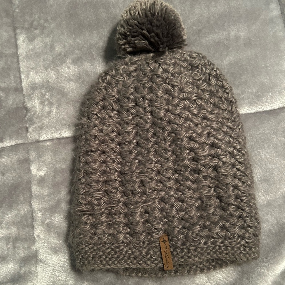 Stylish Gray Knit Beanie with Pom-Pom